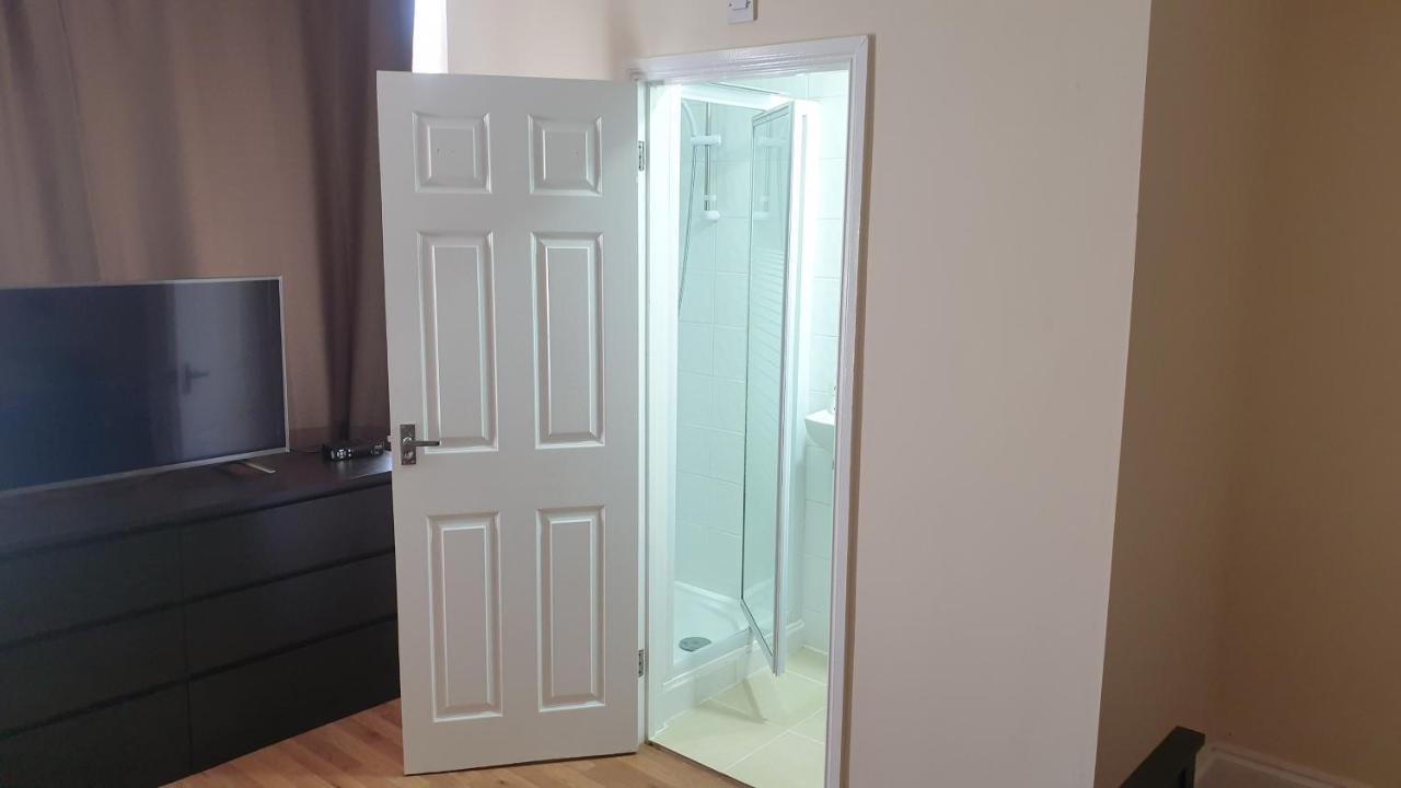 Apartamento Guess Bungalow Wembley Londres Exterior foto